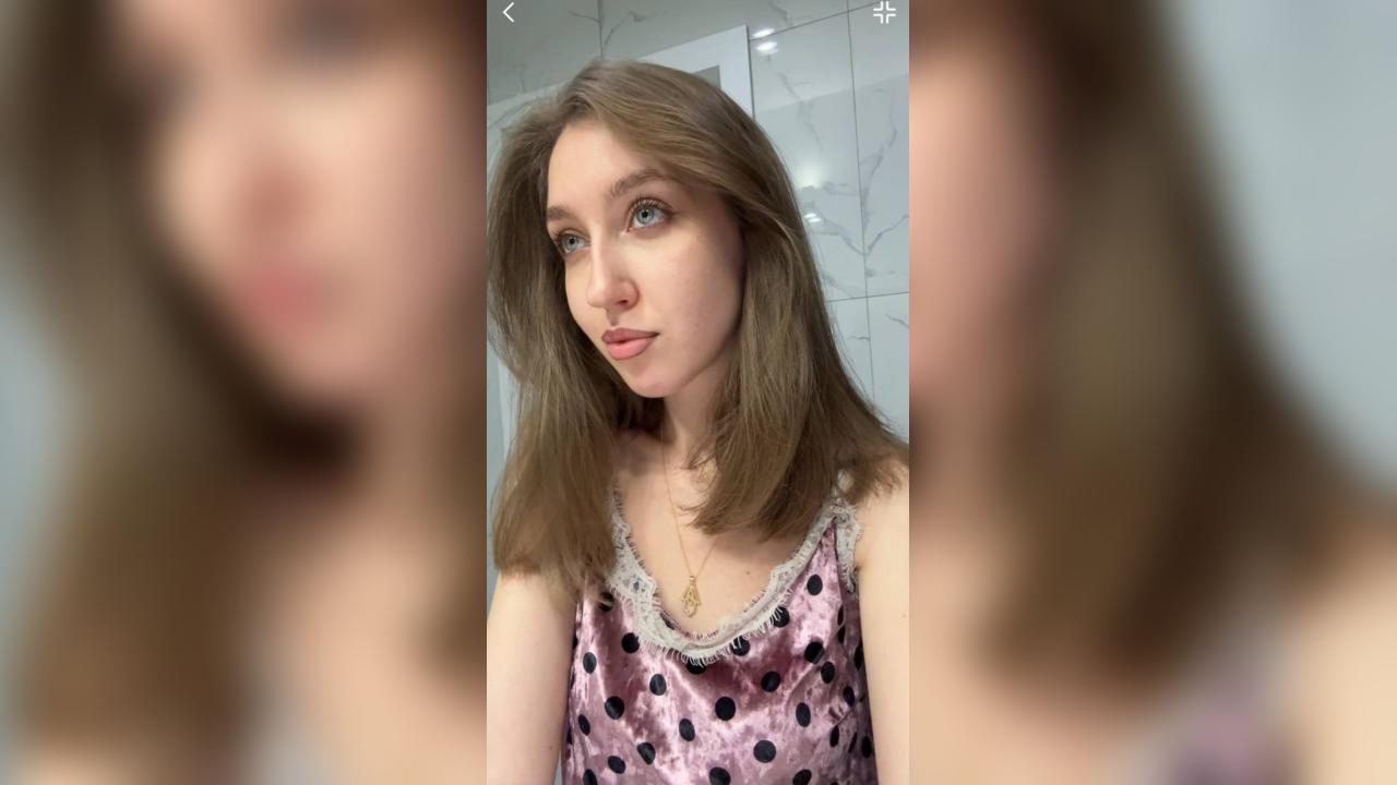 Webcam chat profile for ARrin