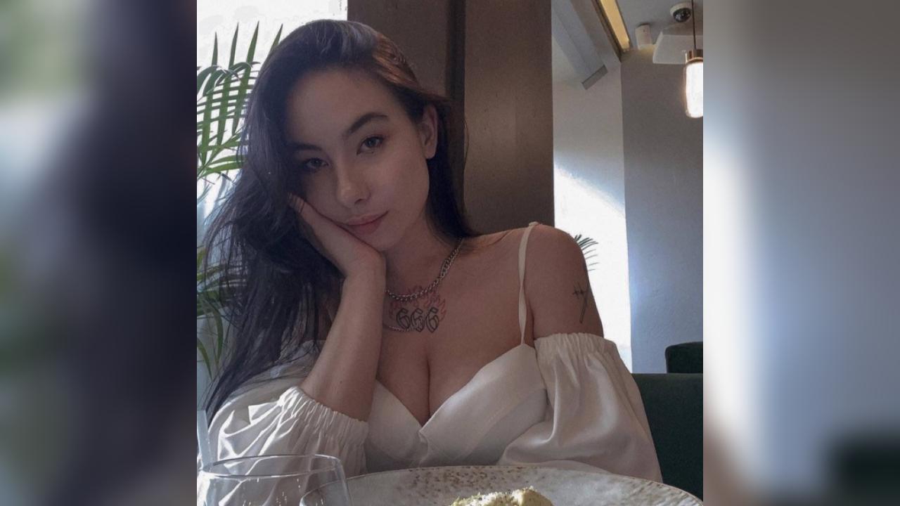 Webcam chat profile for AdeleNova: Outfits