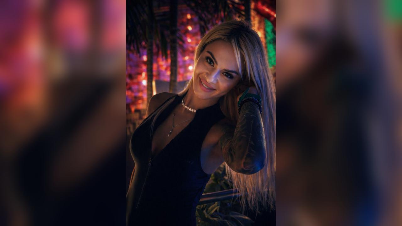 Webcam chat profile for TiffanyMaze: Legs, feet & shoes