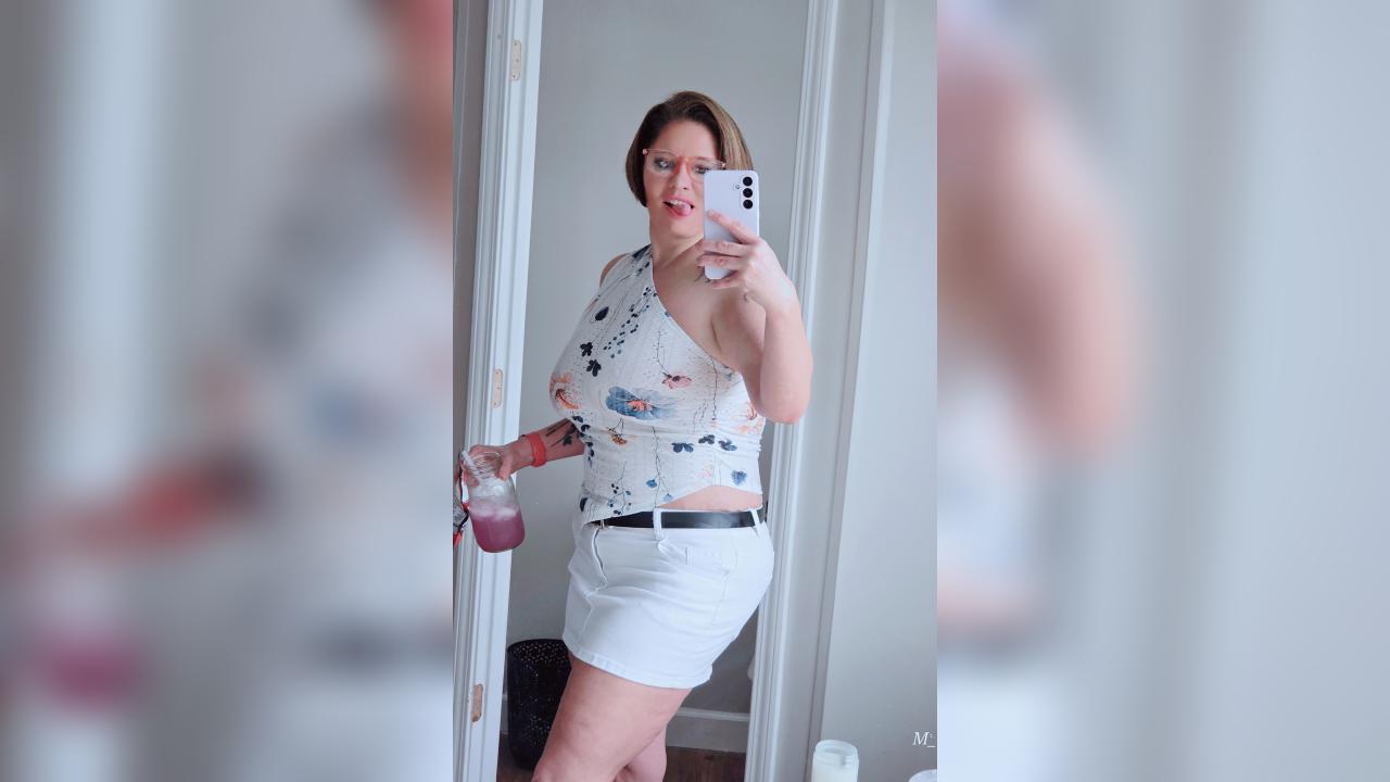 Webcam chat profile for PeachyGoddess: Kissing