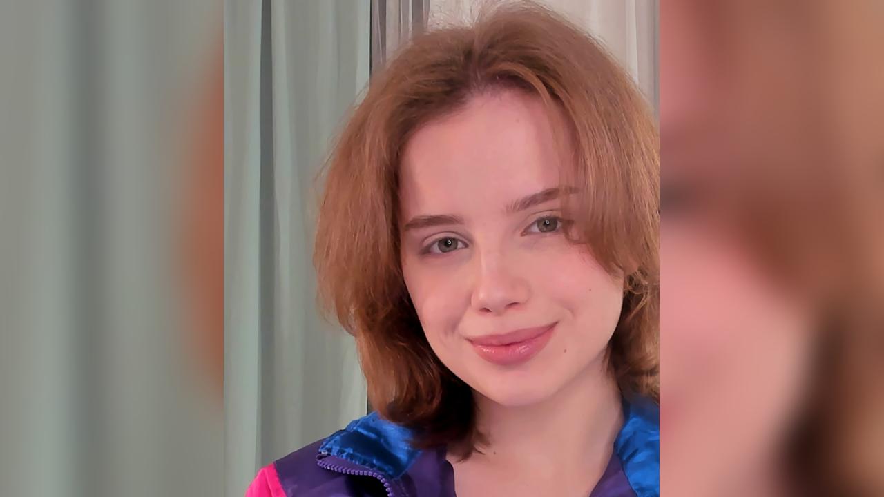 Webcam chat profile for GabiAddams: Legs, feet & shoes