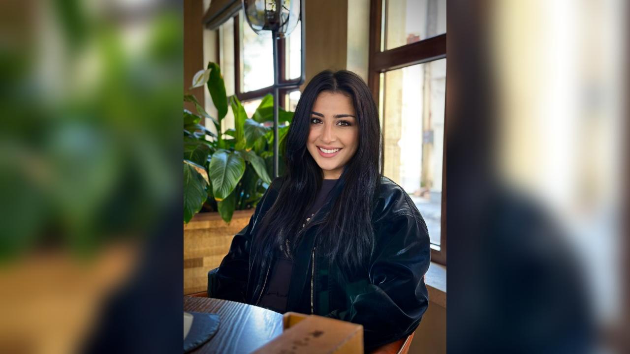 Webcam chat profile for Ellisol: Legs, feet & shoes