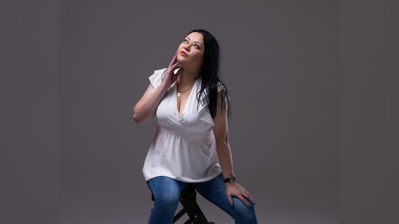 Webcam chat profile for AngieKiss: Smoking