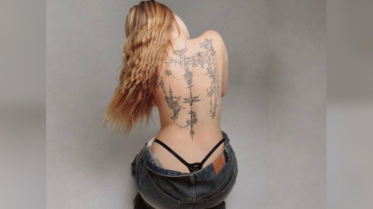 Webcam chat profile for EmilySweetie: Legs, feet & shoes