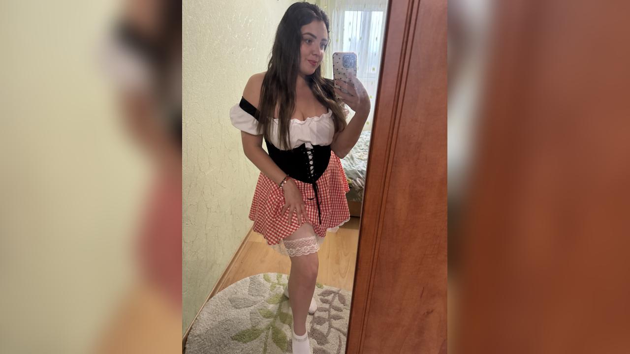 Webcam chat profile for LisaSecret: Legs, feet & shoes