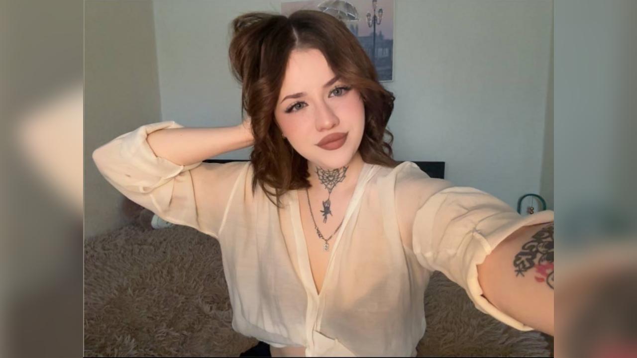 Webcam chat profile for HoneyMia