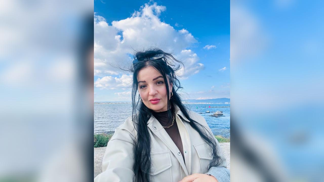 Webcam chat profile for ElaraBalance: Outfits