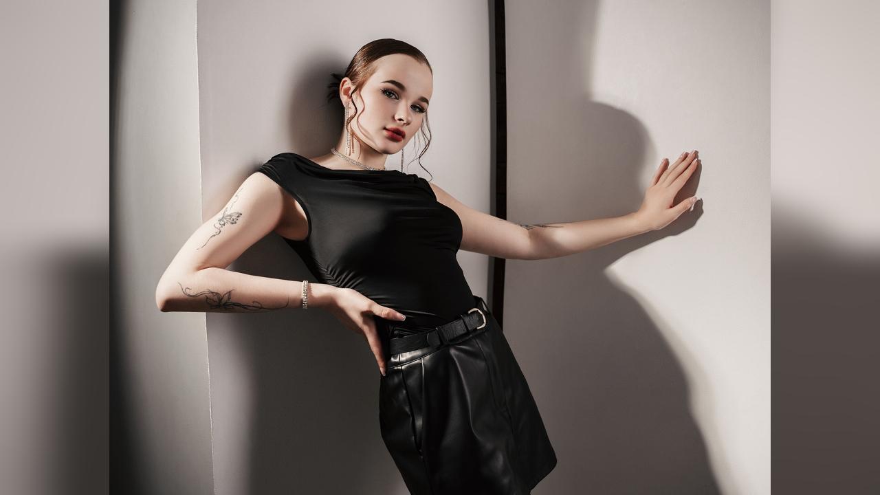 Webcam chat profile for AbigailForland: Legs, feet & shoes