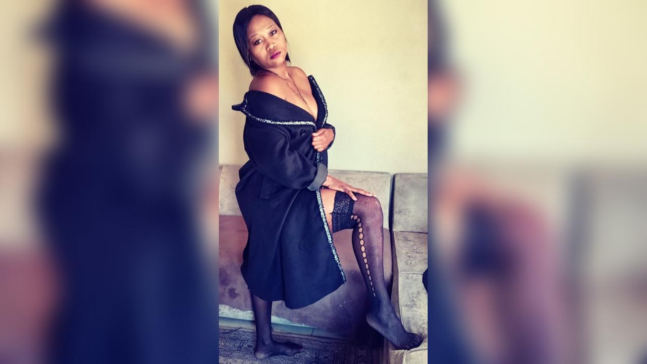 Webcam chat profile for EbonySeductresx: Kissing