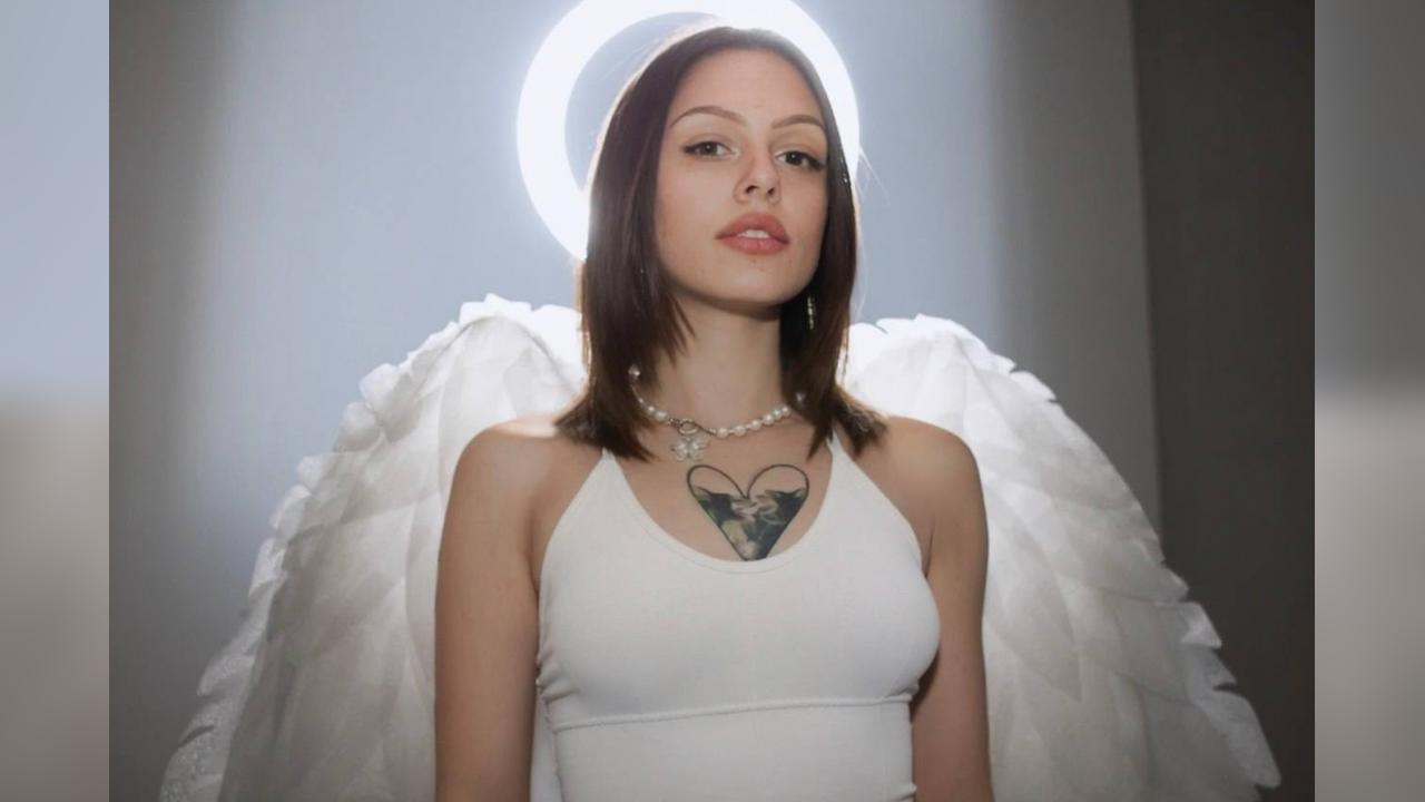 Webcam chat profile for PrettyEllie: Legs, feet & shoes