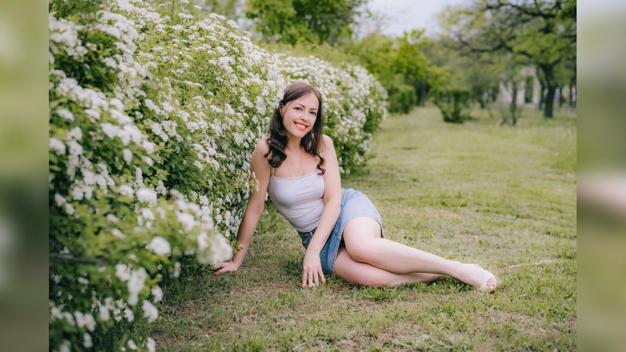 Webcam chat profile for JuicyBuns: Legs, feet & shoes