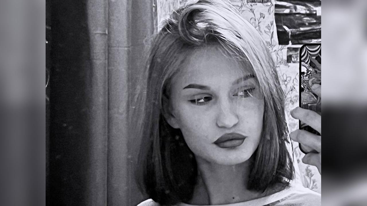 Webcam chat profile for CarolynG72: Legs, feet & shoes