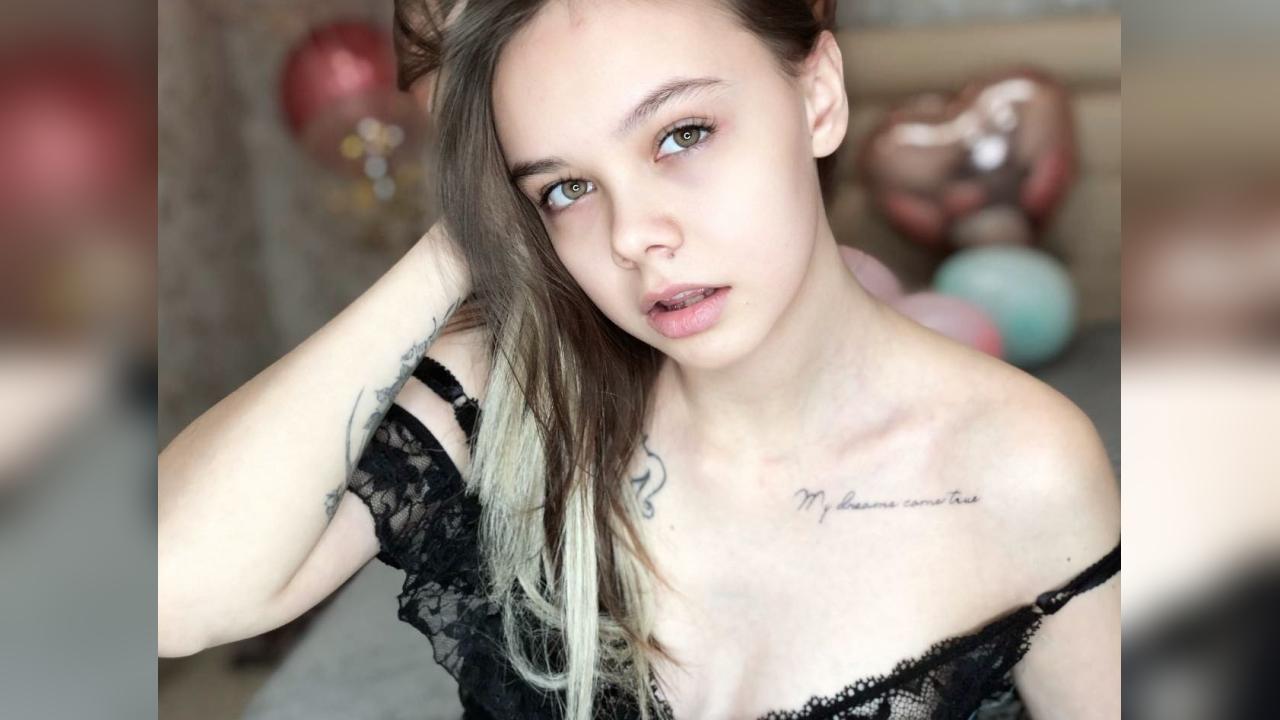 Webcam chat profile for StrawberryLolli: Legs, feet & shoes