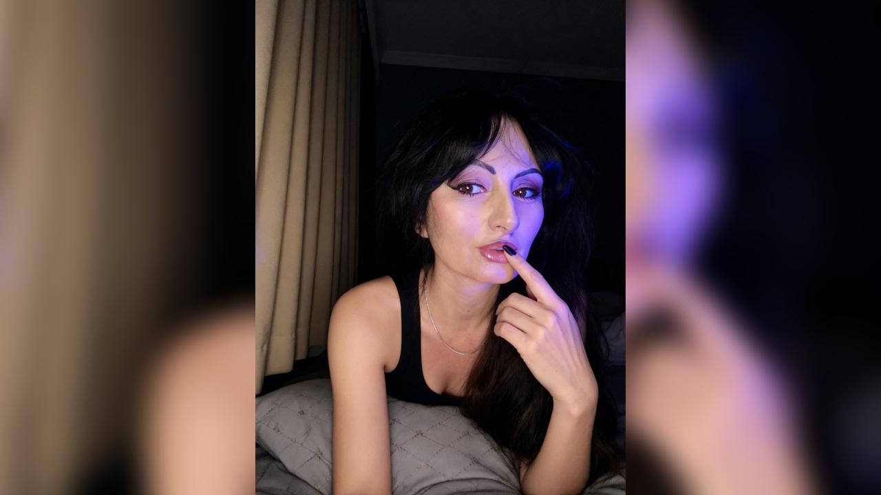 Webcam chat profile for Izida: Humor