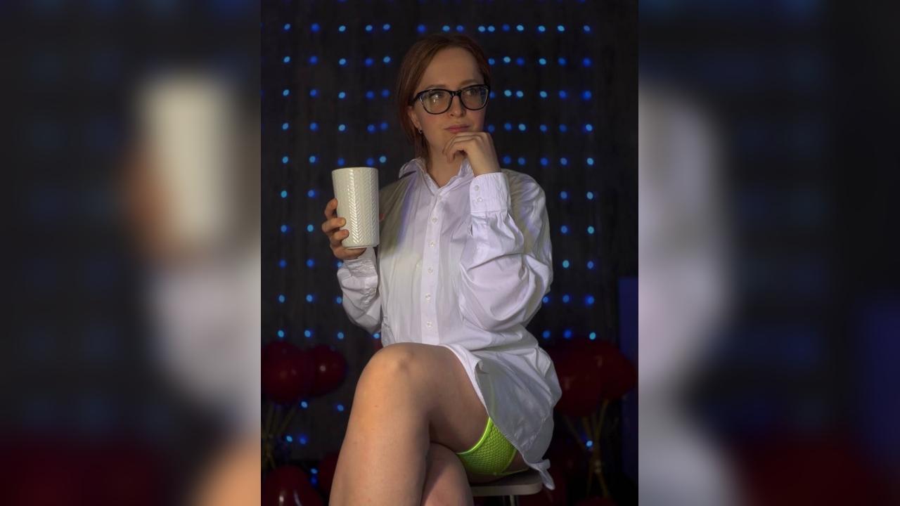 Webcam chat profile for CoyEmma: Strip-tease