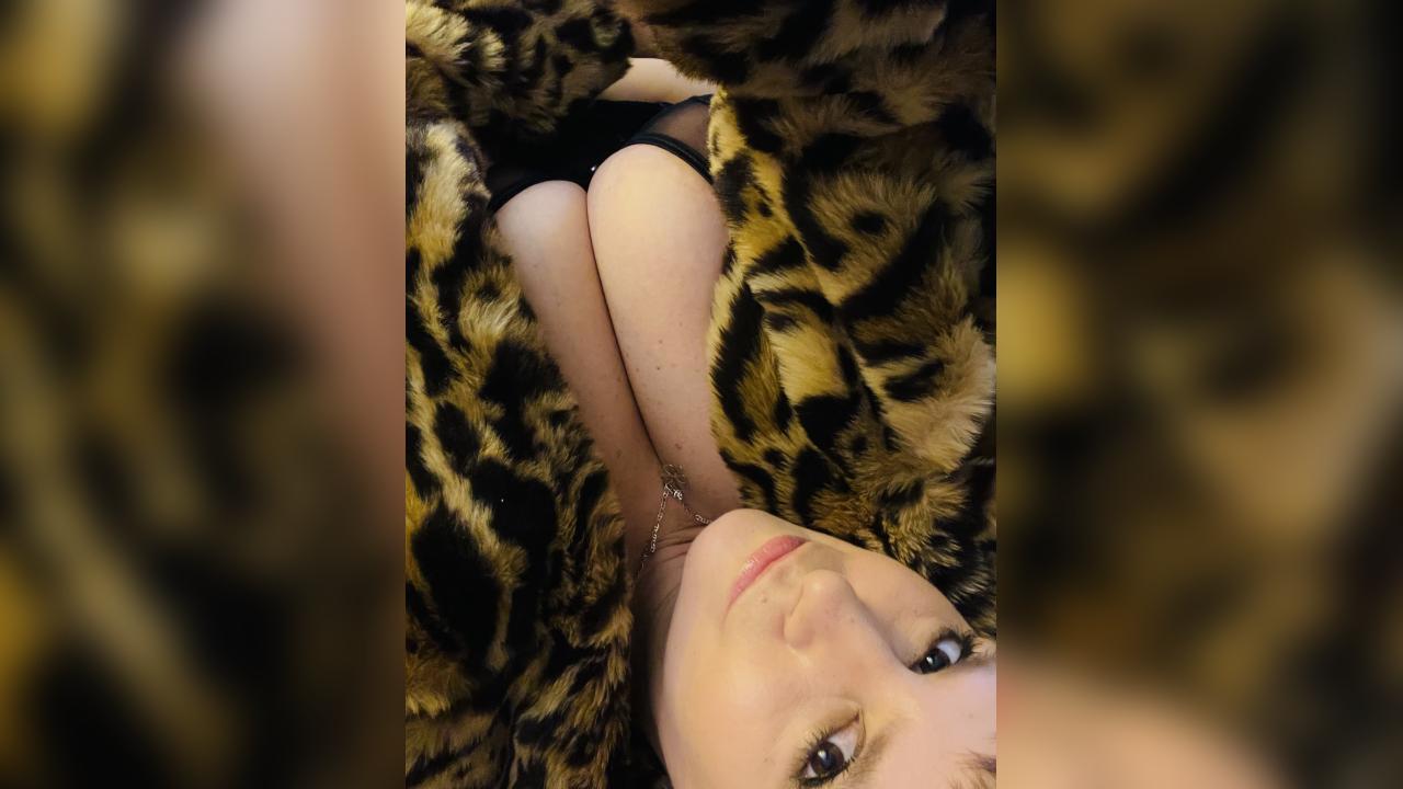 Webcam chat profile for iammmmiky: Legs, feet & shoes
