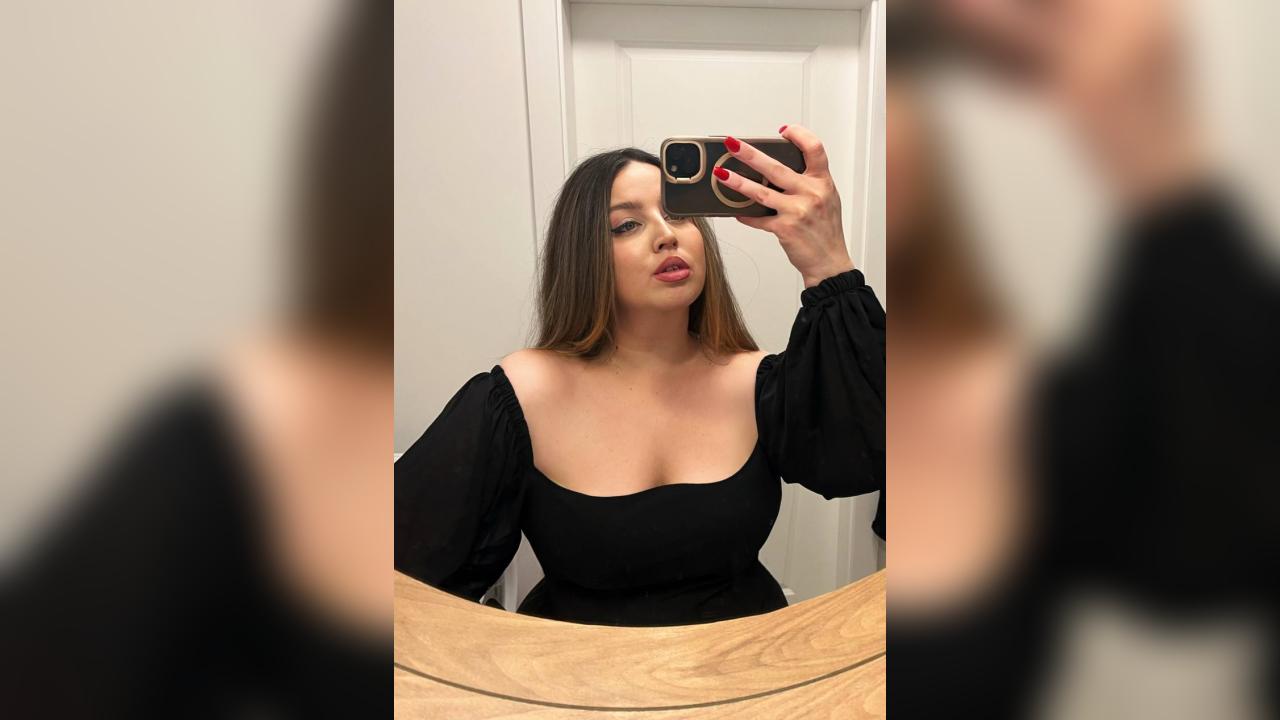 Webcam chat profile for SweetMystery: Legs, feet & shoes