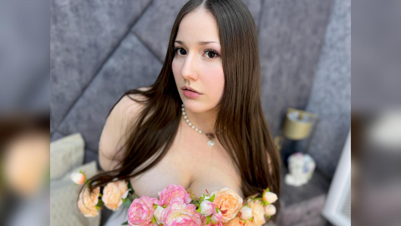 Webcam chat profile for AnoraF19: Legs, feet & shoes