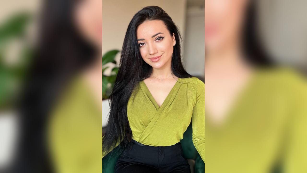 Webcam chat profile for MonAmour000