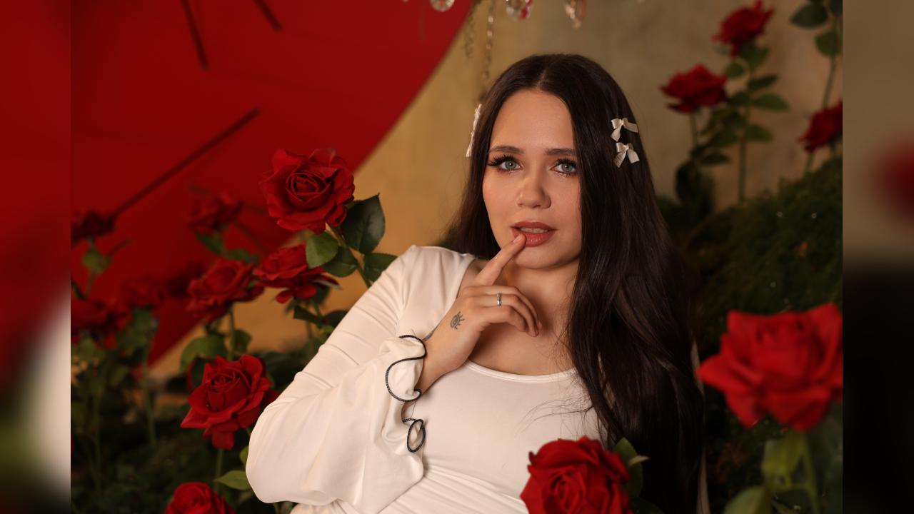 Webcam chat profile for AryaThorne: Legs, feet & shoes