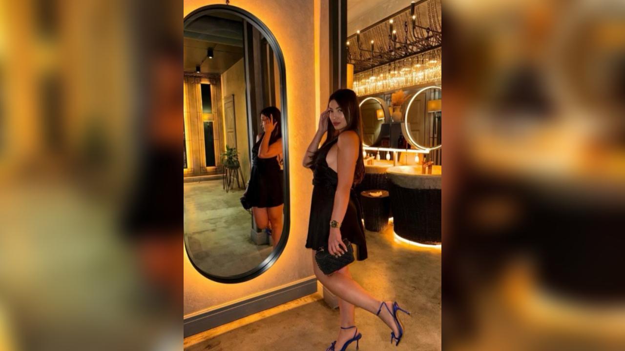 Webcam chat profile for ElizabethSoul: Legs, feet & shoes