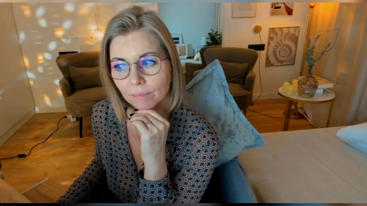 Webcam chat profile for AnnieLight: Legs, feet & shoes