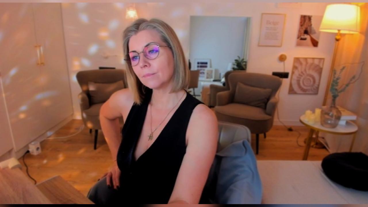 Webcam chat profile for AnnieLight: Legs, feet & shoes