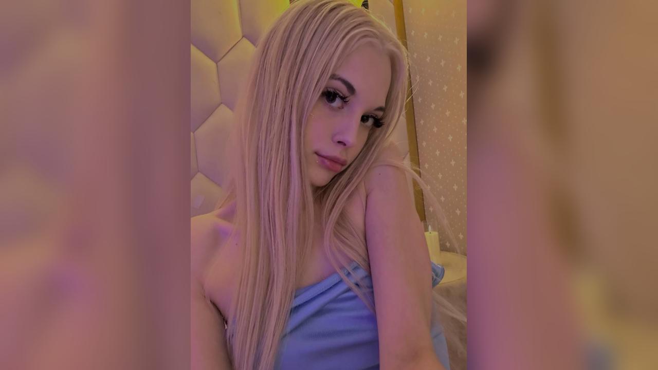 Webcam chat profile for CallMeMargo: Kissing