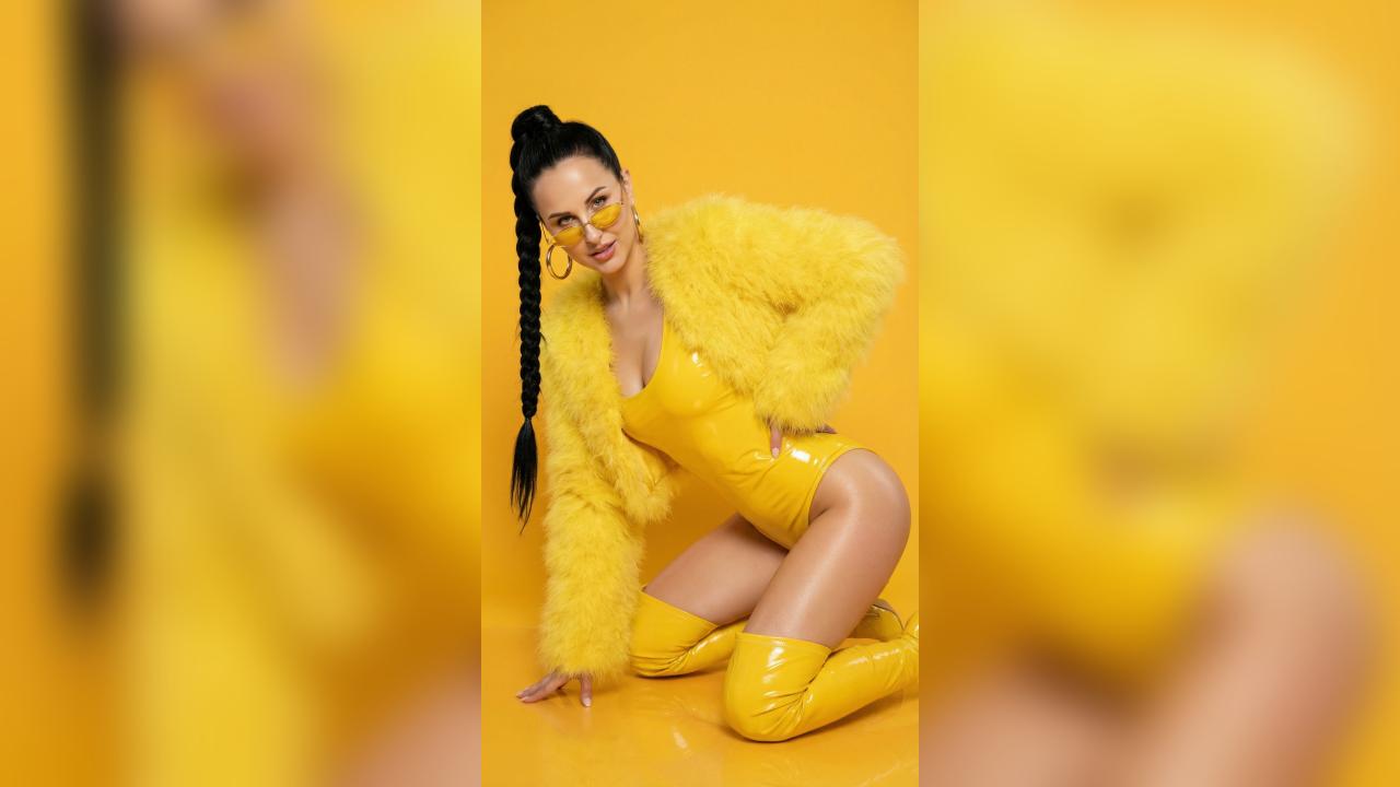 Webcam chat profile for EmmySweetGirl1: Legs, feet & shoes