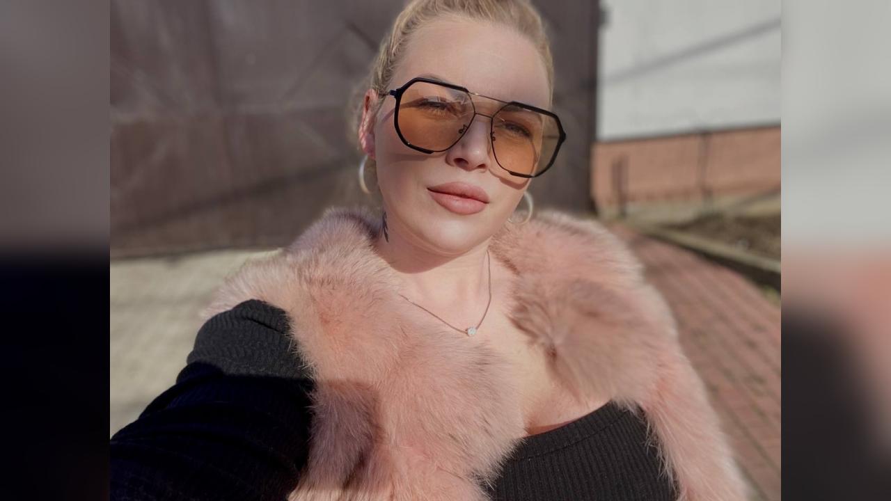 Webcam chat profile for LoveBlondie: Dancing