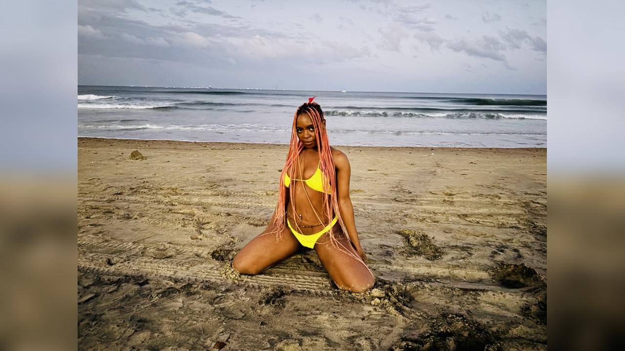 Webcam chat profile for ChocolateBunny: Legs, feet & shoes