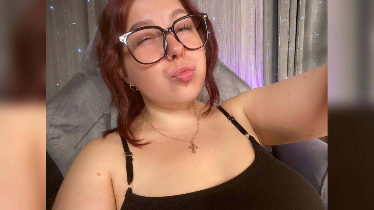 Webcam chat profile for EffyRain: Legs, feet & shoes