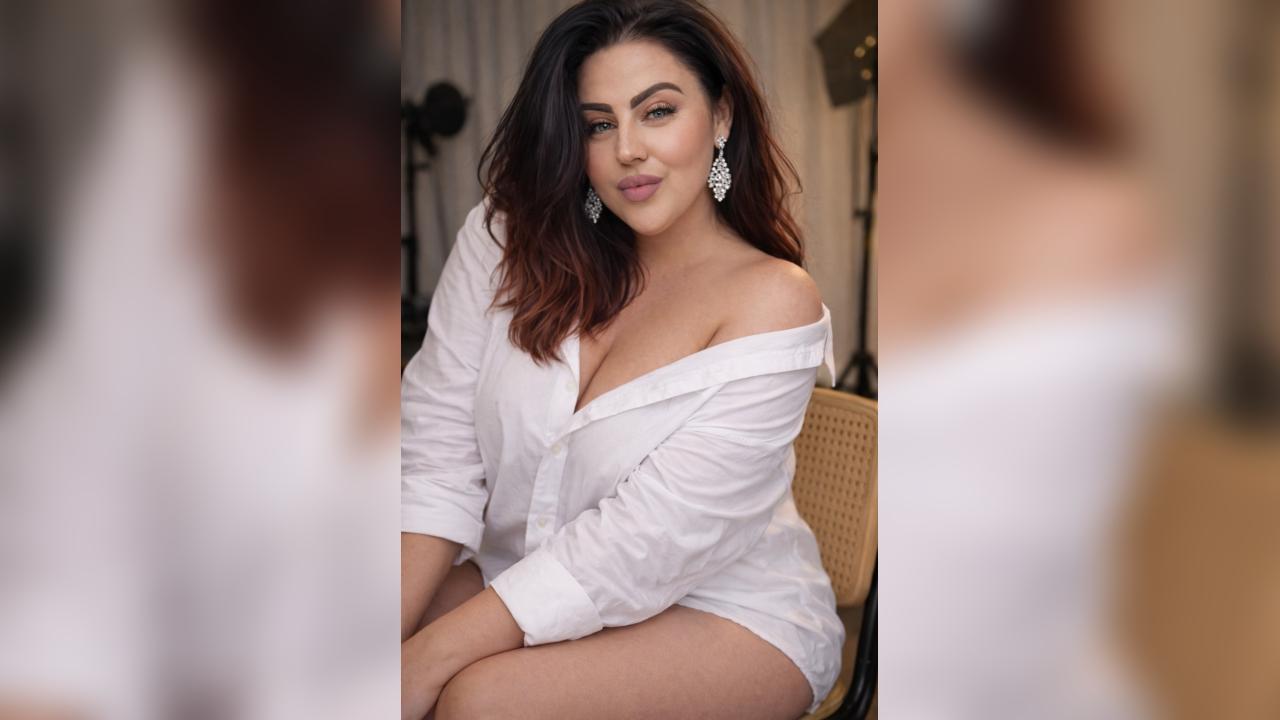 Webcam chat profile for MyraKelly: Legs, feet & shoes