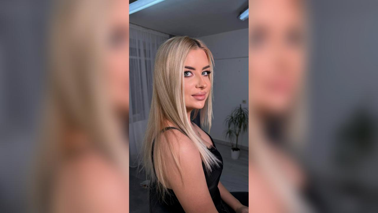 Webcam chat profile for ROKSII: Ask about my Hobbies