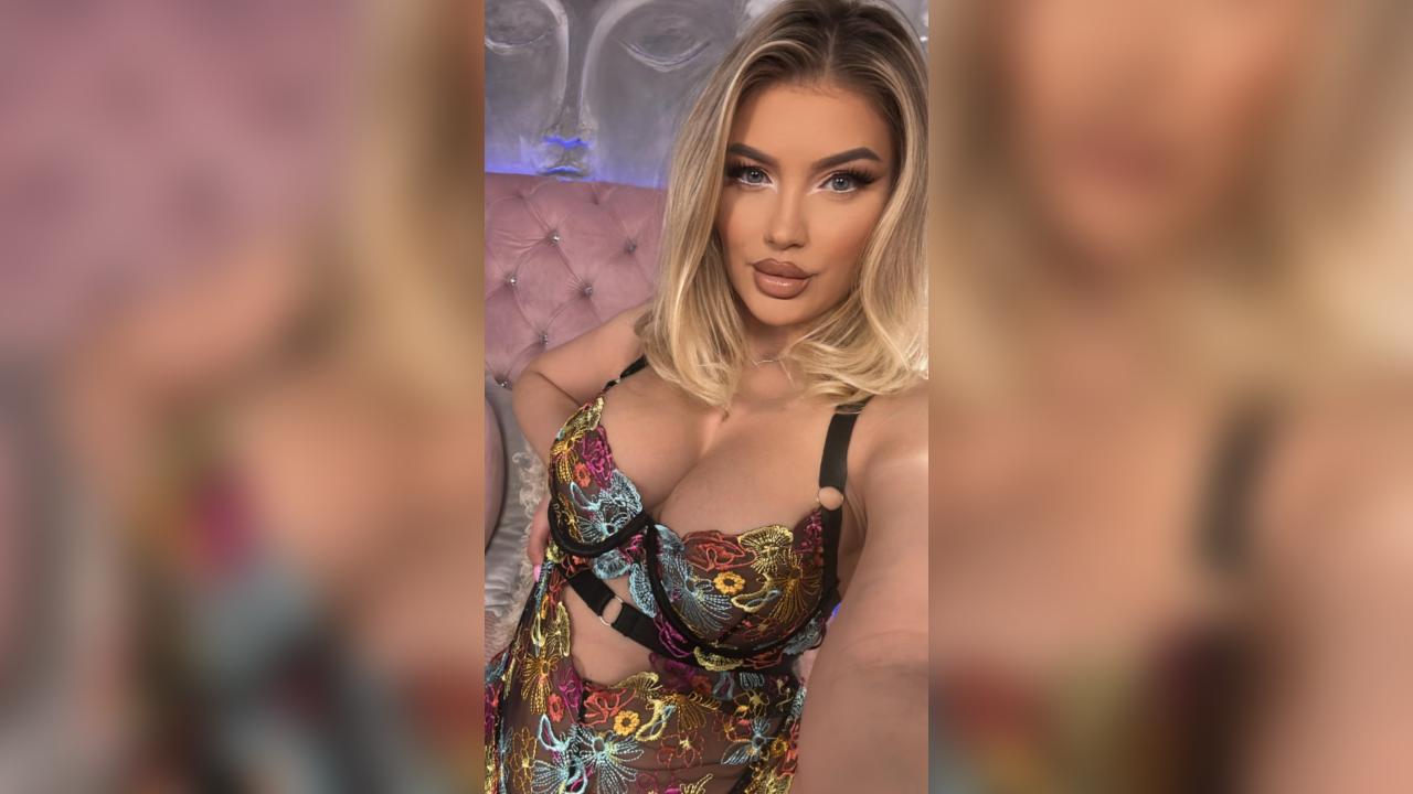 Webcam chat profile for MissGraceFindom: Kissing