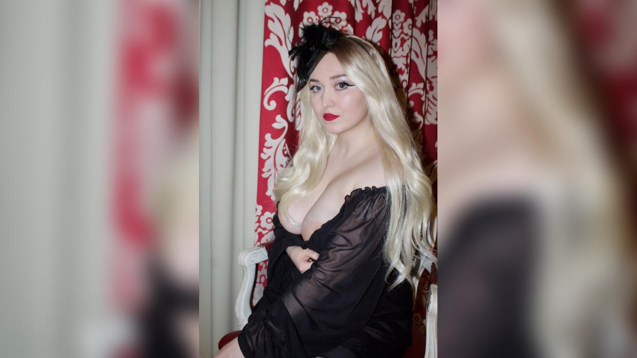 Webcam chat profile for AlisonBlack: Foot fetish