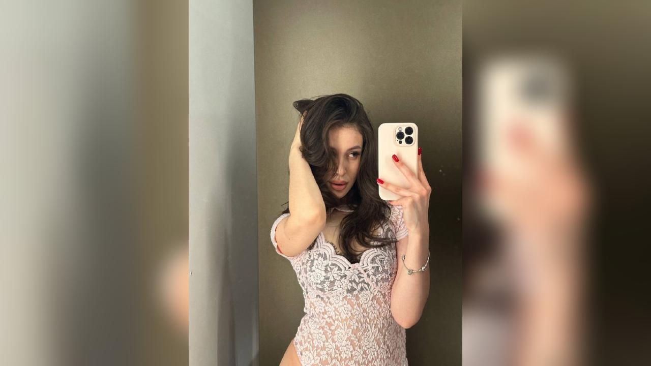 Webcam chat profile for KitKattX: Legs, feet & shoes