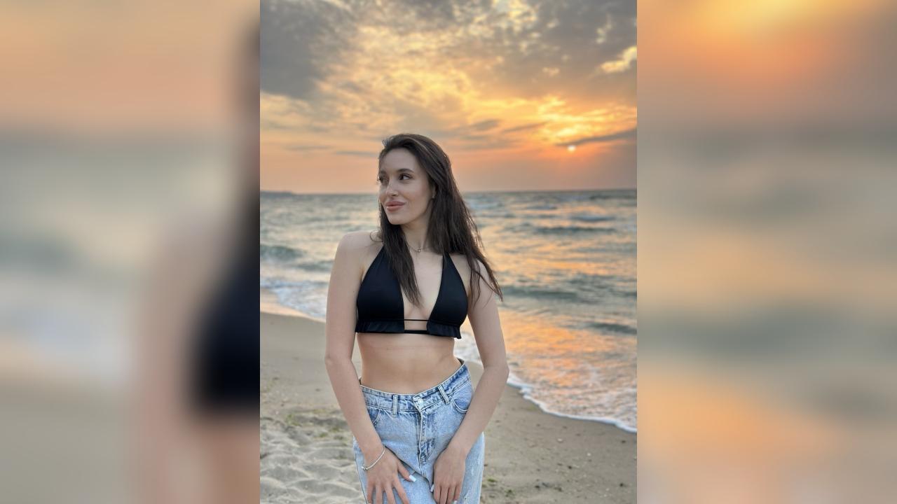 Webcam chat profile for KitKattX: Legs, feet & shoes