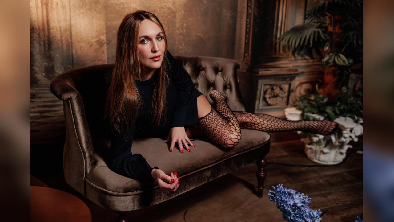 Webcam chat profile for EvieLove: Legs, feet & shoes