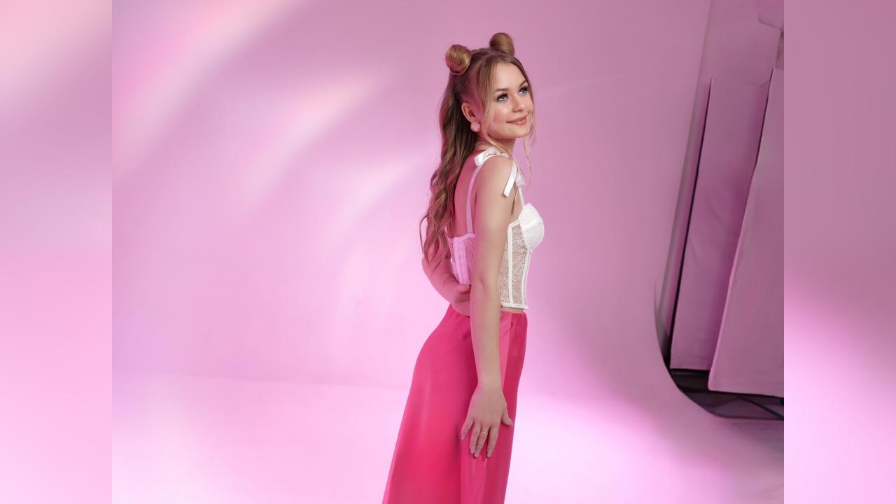 Webcam chat profile for JustSweetAmber: Smoking