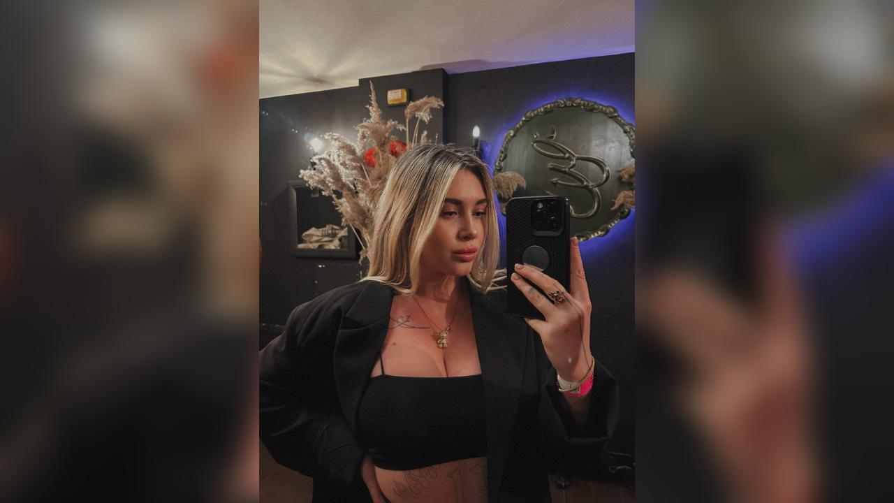 Webcam chat profile for MissGloria: Legs, feet & shoes