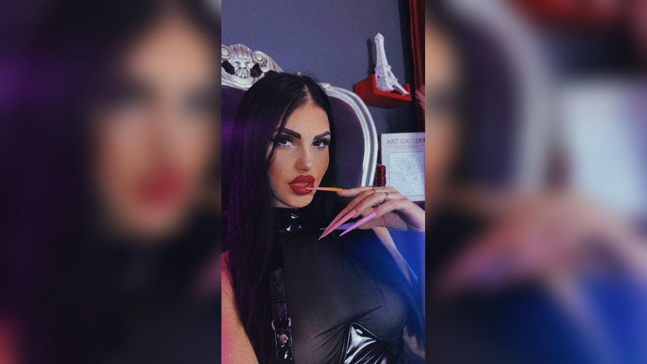 Webcam chat profile for LeaNoire: Dominatrix