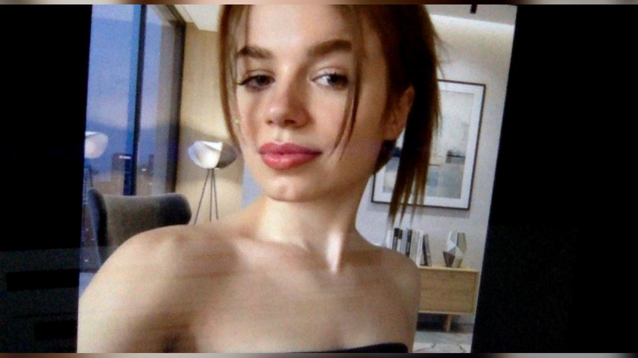 Webcam chat profile for Paulina: Books/Reading