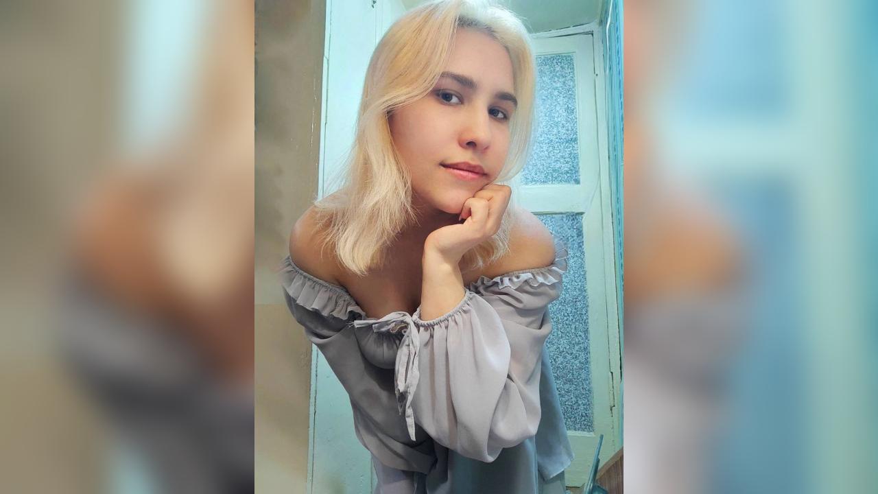 Webcam chat profile for Miiro00: Lipstick