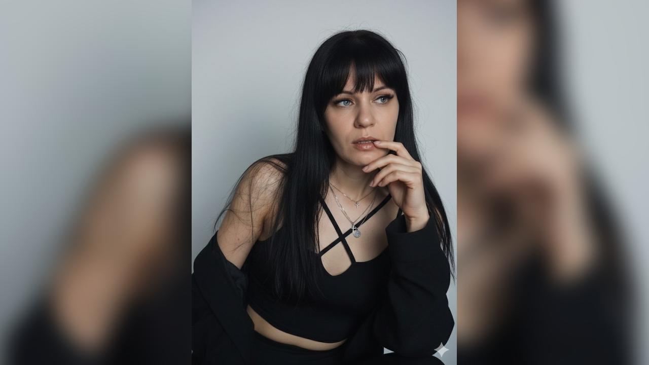 Webcam chat profile for QueenFrost: Legs, feet & shoes