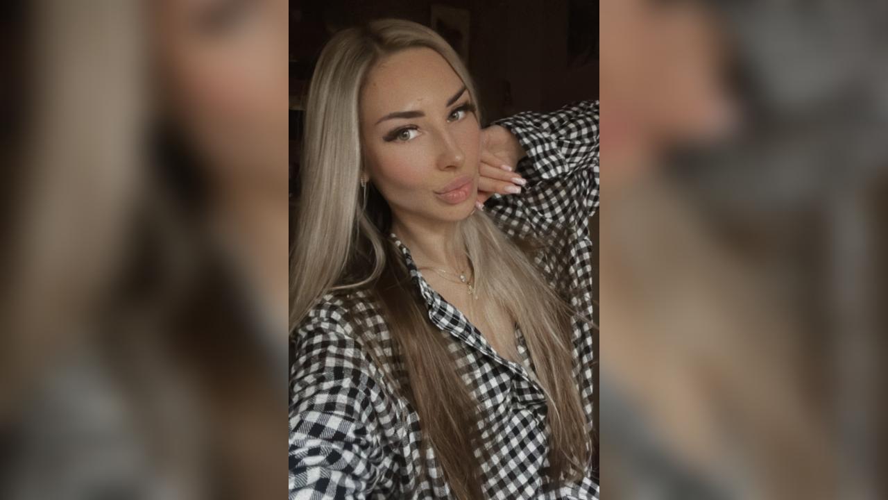 Webcam chat profile for VelvetObsession: Legs, feet & shoes