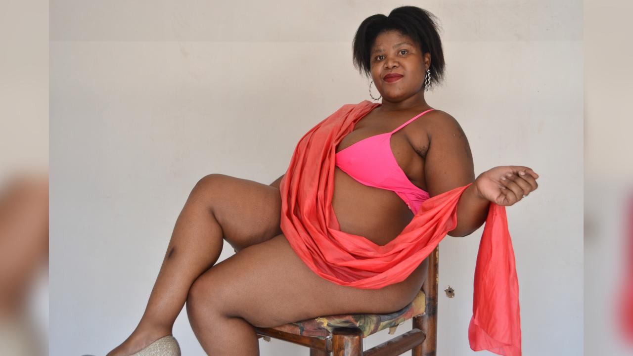 Webcam chat profile for BustyNoLimits: Legs, feet & shoes