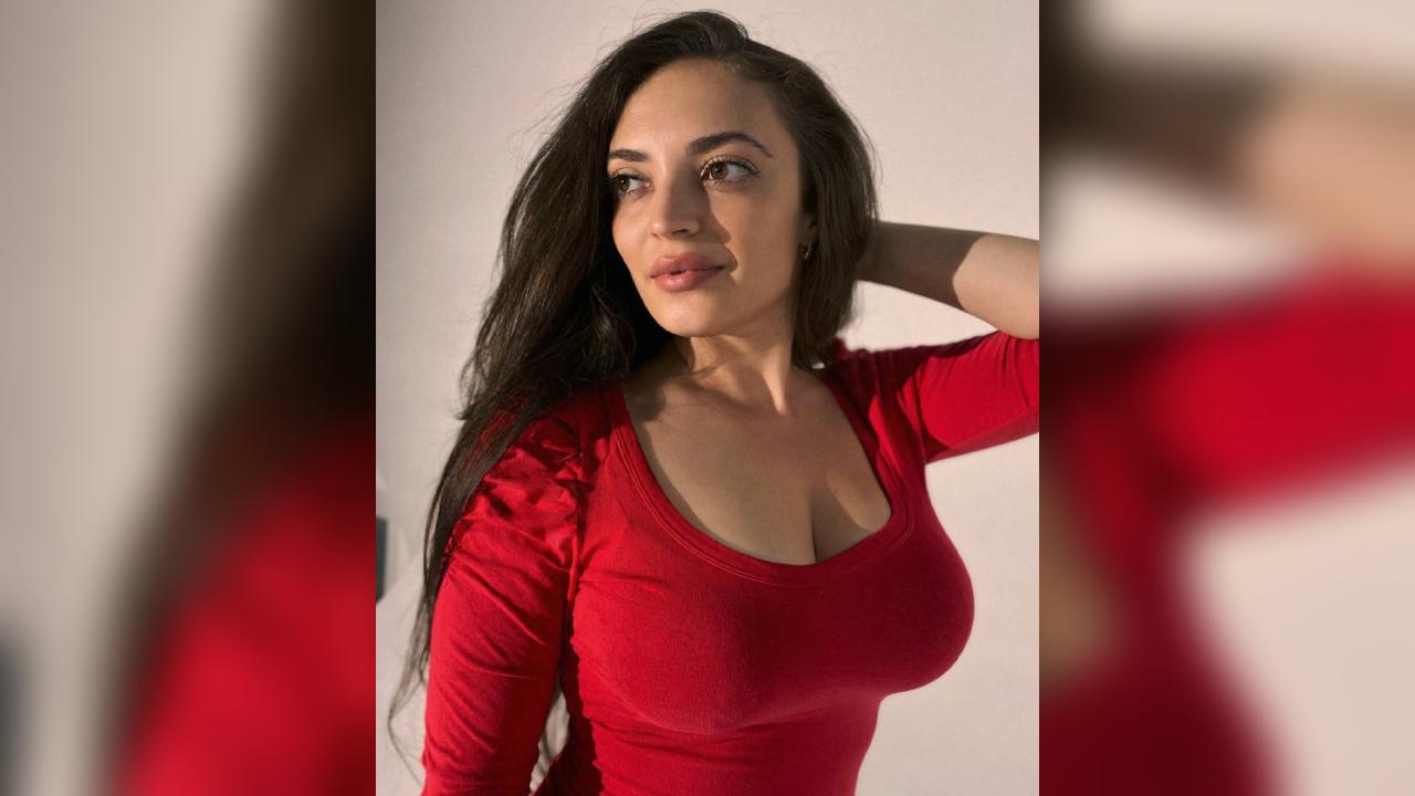 Webcam chat profile for YourAmazon: Kissing