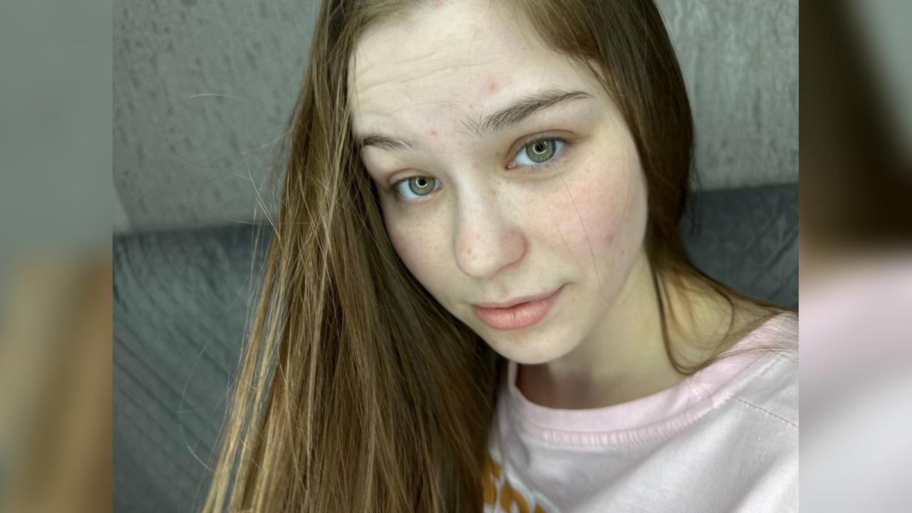 Webcam chat profile for KellyKissX: Legs, feet & shoes