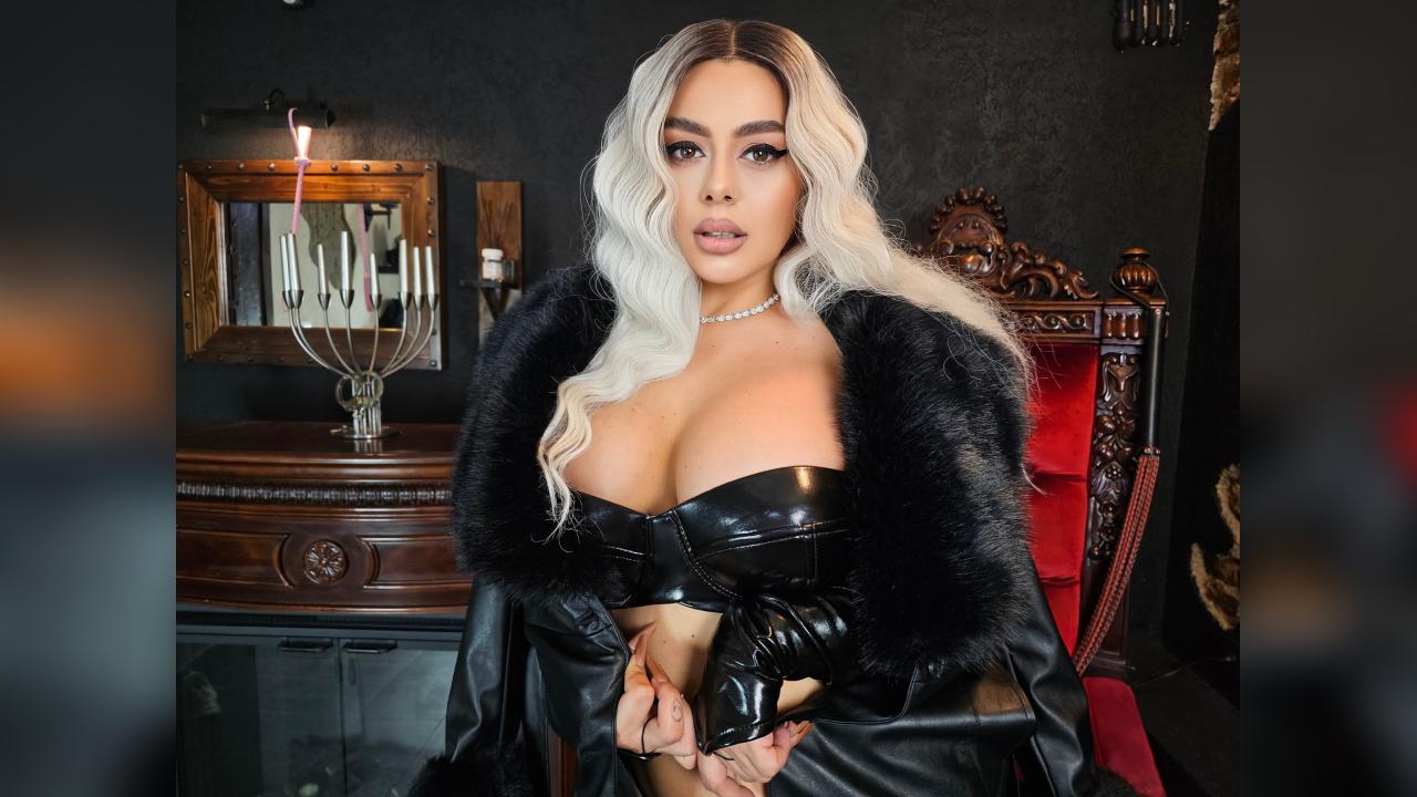 Webcam chat profile for ChloeVee: Legs, feet & shoes